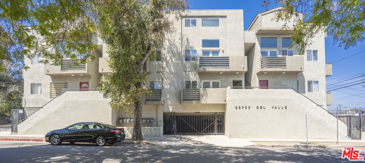 2 bd, 2 ba Apartment in Woodland Hills, CA — $2,900/mo — photo 1