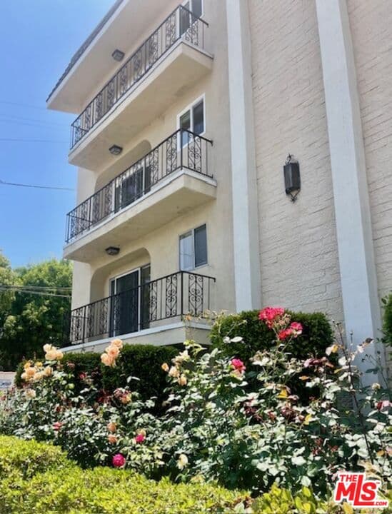 2 bd, 2 ba Apartment in Los Angeles, CA — $3,995/mo — photo 2