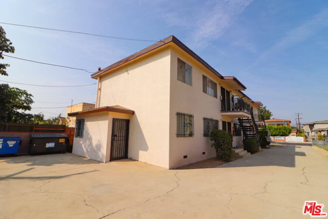 2 bd, 1 ba Condo in Los Angeles, CA — $2,400/mo — photo 2