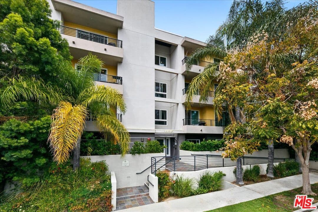 3 bd, 3 ba Condo in North Hollywood, CA — $4,500/mo — photo 2