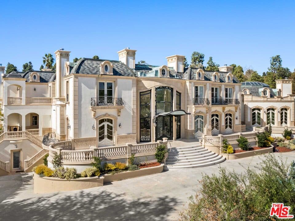 11 bd, 16 ba House in Beverly Hills, CA — $180,000/mo — photo 1