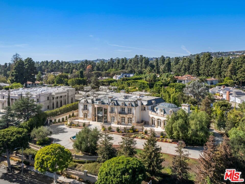 11 bd, 16 ba House in Beverly Hills, CA — $180,000/mo — photo 2
