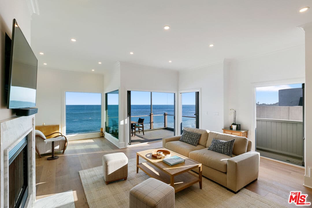 2 bd, 3 ba Condo in Malibu, CA — $22,500/mo — photo 2