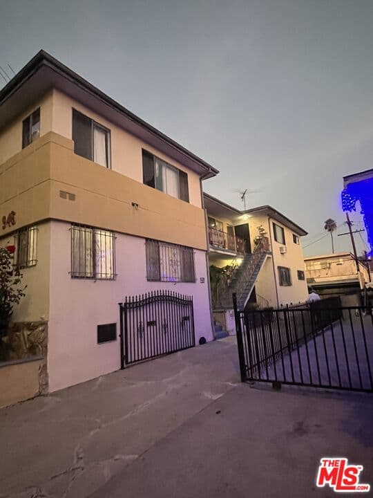 2 bd, 1 ba Condo in Los Angeles, CA — $2,200/mo — photo 1