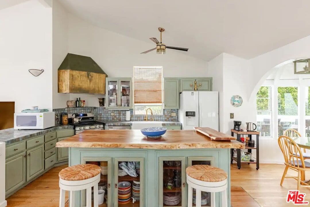 3 bd, 3 ba Townhouse in Malibu, CA — $13,995/mo — photo 2