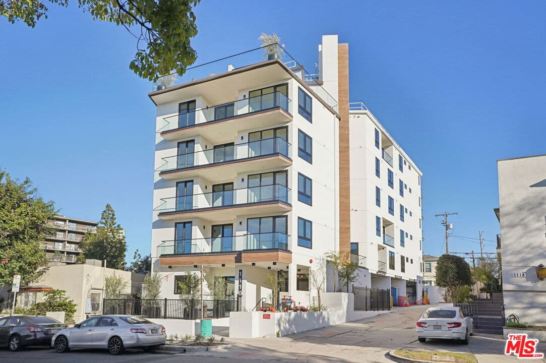 3 bd, 3 ba Apartment in Los Angeles, CA — $5,395/mo — photo 2