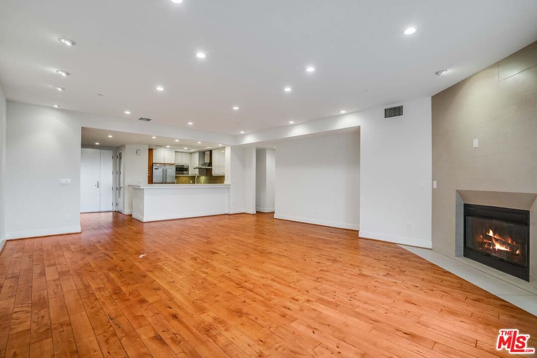 2 bd, 3 ba Townhouse in Los Angeles, CA — $4,995/mo — photo 2