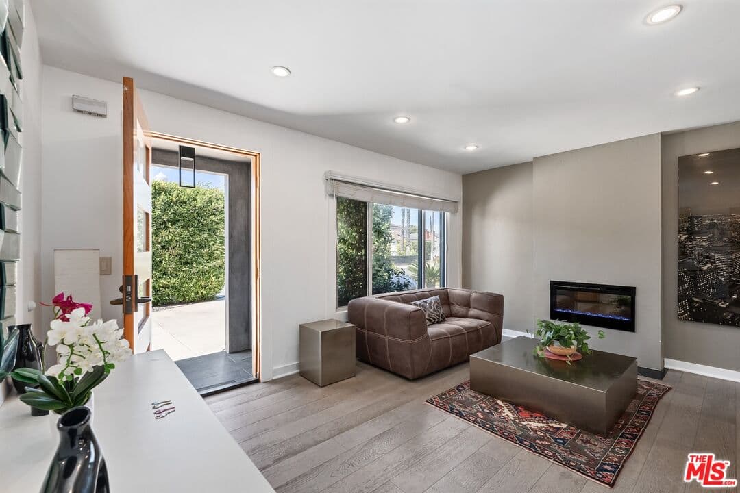 5 bd, 3 ba House in Los Angeles, CA — $7,500/mo — photo 2
