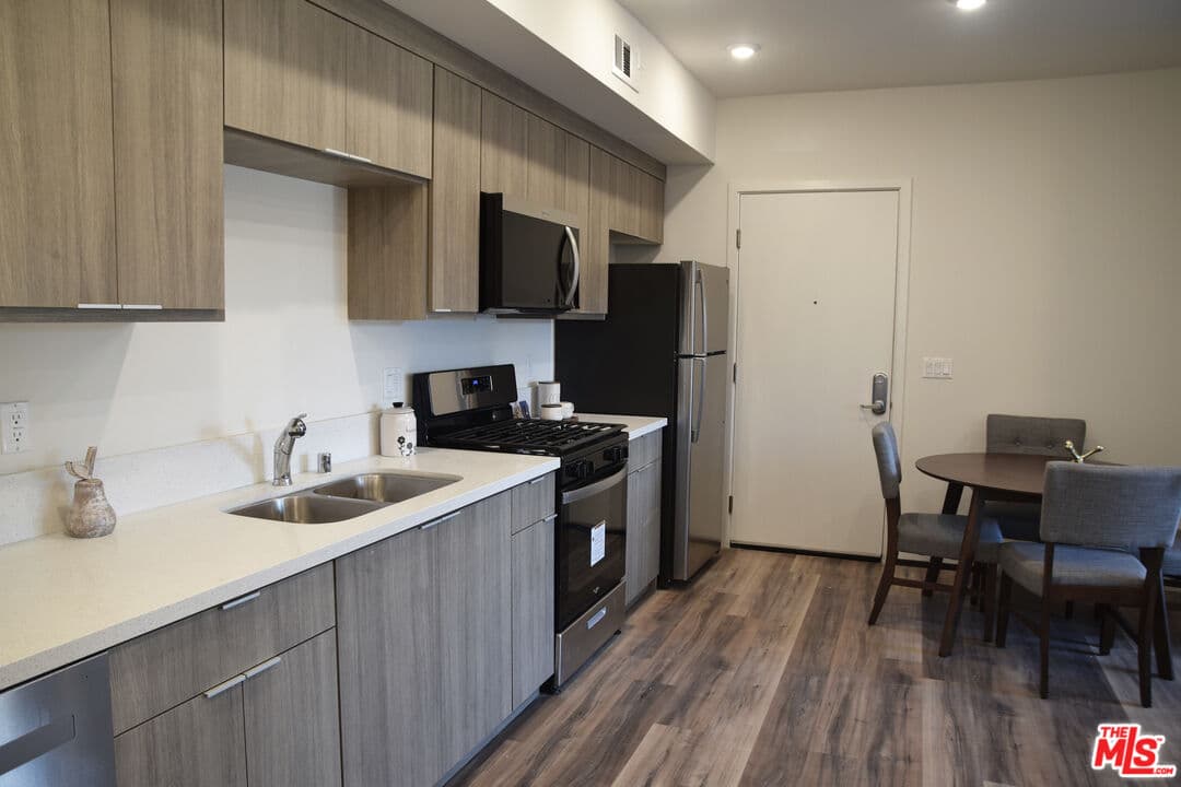 2 bd, 1 ba Apartment in Van Nuys, CA — $2,795/mo — photo 2