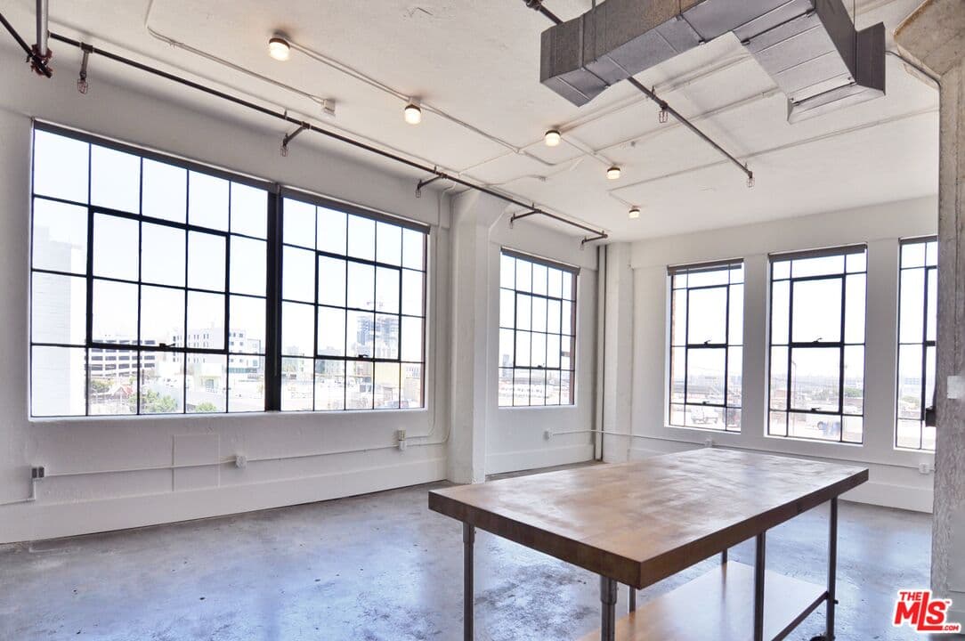 Studio, 1 ba Condo in Los Angeles, CA — $2,800/mo — photo 1