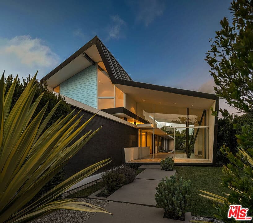 5 bd, 5 ba House in Los Angeles, CA — $17,500/mo — photo 2
