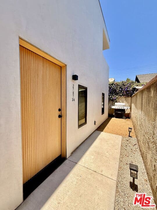 3 bd, 2 ba Townhouse in Los Angeles, CA — $4,870/mo — photo 2