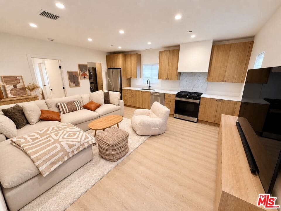 3 bd, 2 ba Townhouse in Los Angeles, CA — $4,870/mo — photo 1