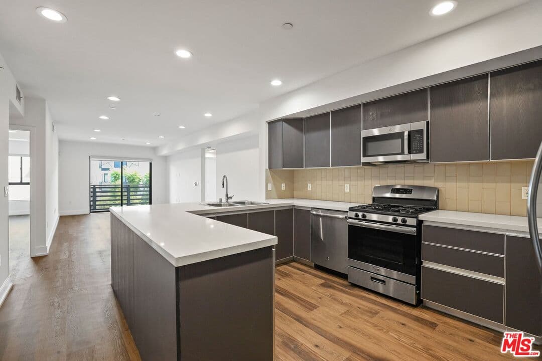 3 bd, 3 ba Townhouse in Los Angeles, CA — $4,195/mo — photo 2