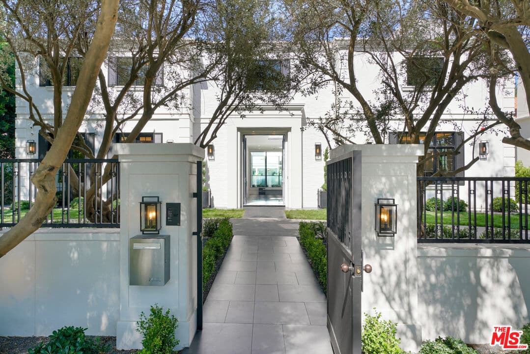 7 bd, 10 ba House in Beverly Hills, CA — $109,750/mo — photo 2