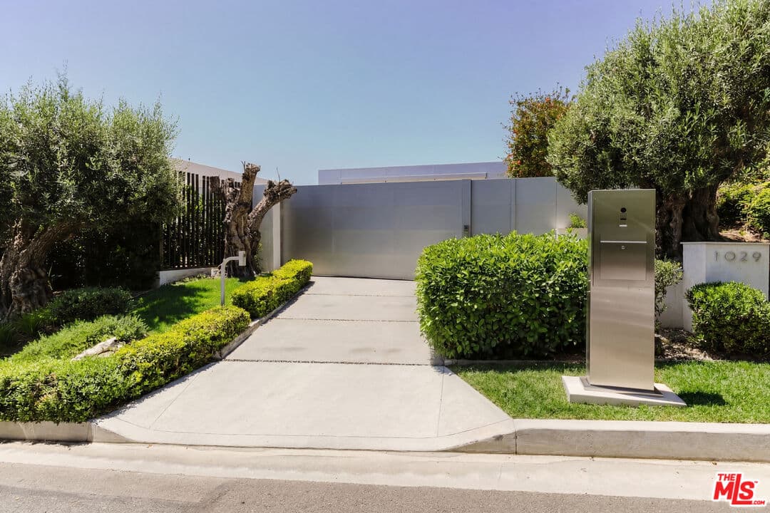 4 bd, 5 ba House in Beverly Hills, CA — $70,000/mo — photo 2