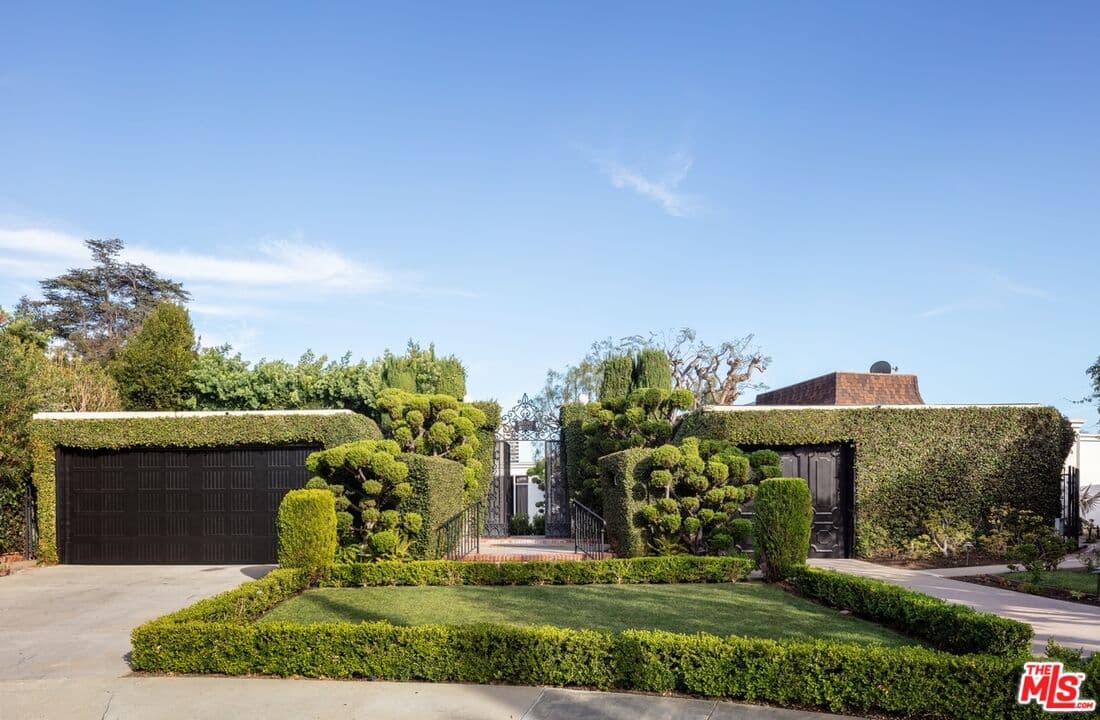 4 bd, 4 ba House in Beverly Hills, CA — $60,000/mo — photo 2