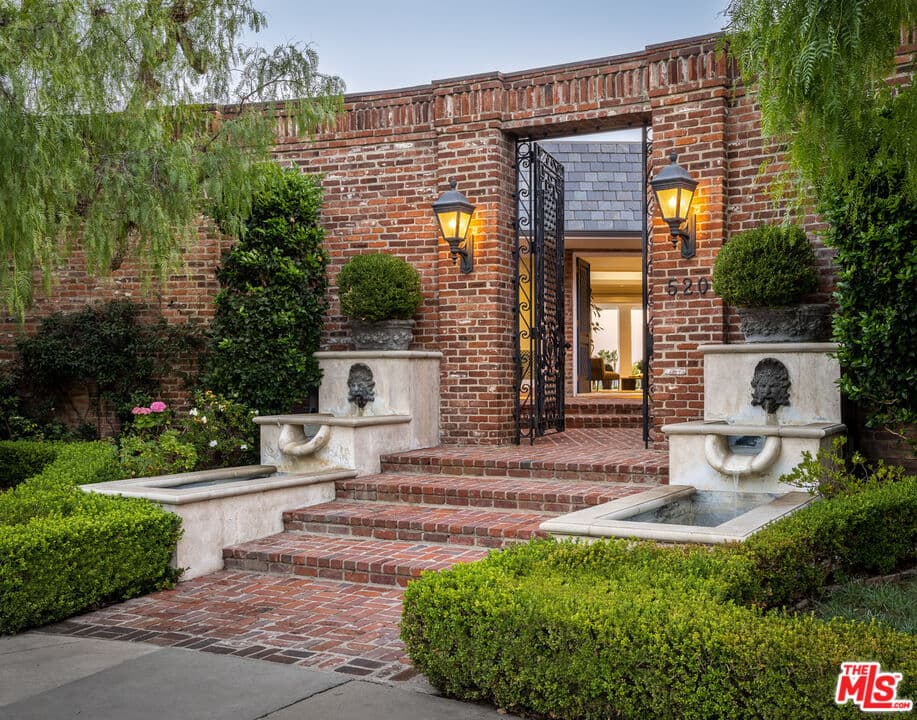 5 bd, 7 ba House in Beverly Hills, CA — $60,000/mo — photo 2
