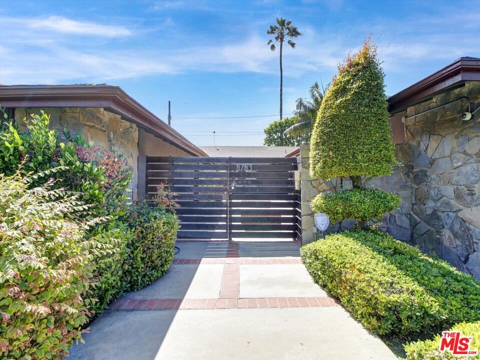 4 bd, 3 ba House in Los Angeles, CA — $8,950/mo — photo 2