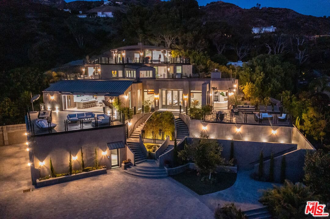 7 bd, 13 ba House in Malibu, CA — $80,000/mo — photo 1