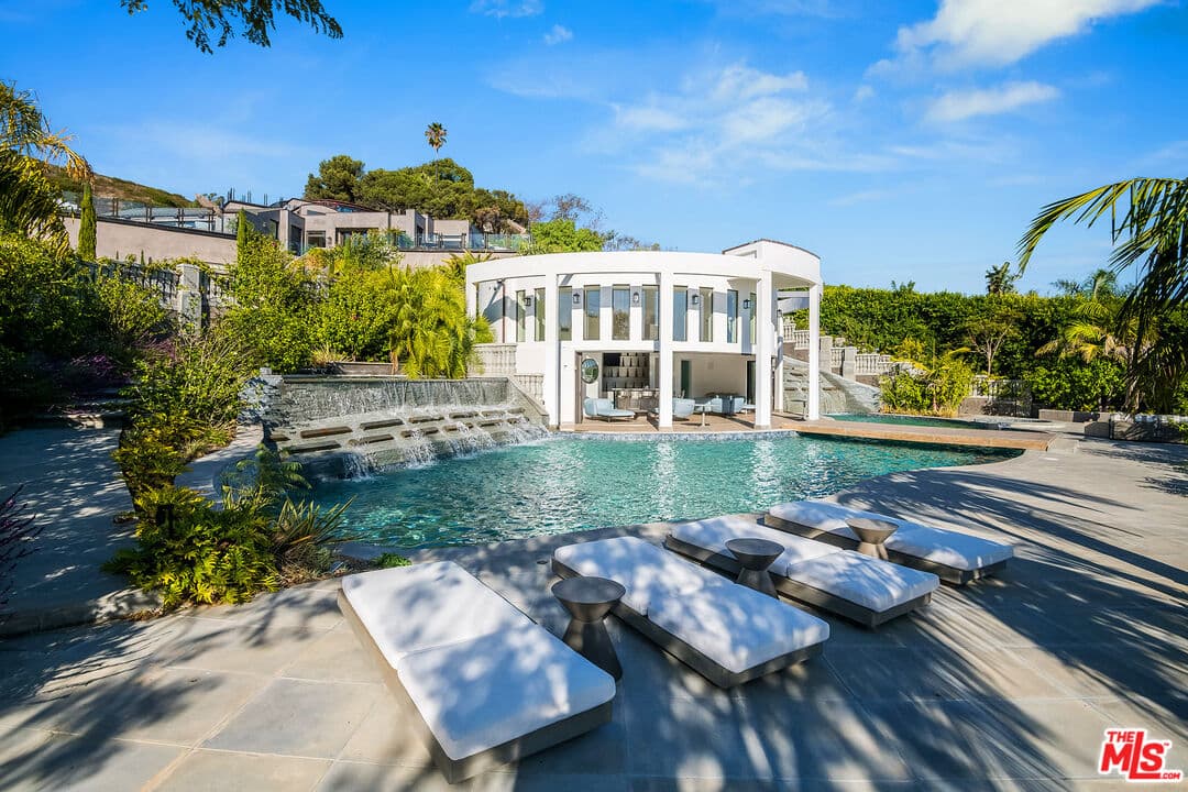 7 bd, 13 ba House in Malibu, CA — $80,000/mo — photo 2