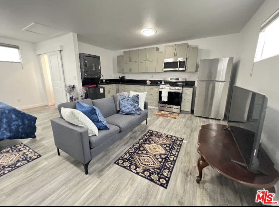 Studio, 1 ba House in Inglewood, CA — $2,200/mo — photo 2