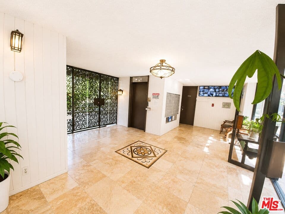Studio, 1 ba Condo in Los Angeles, CA — $1,950/mo — photo 1