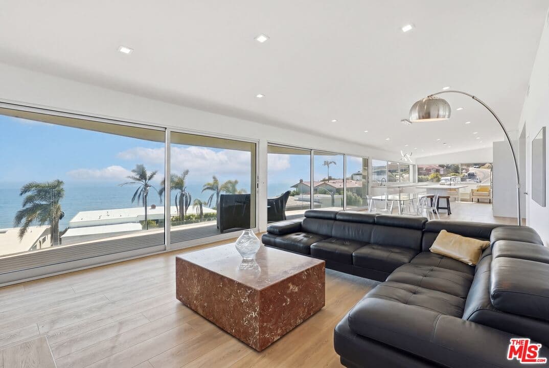 6 bd, 5 ba House in Malibu, CA — $18,800/mo — photo 2