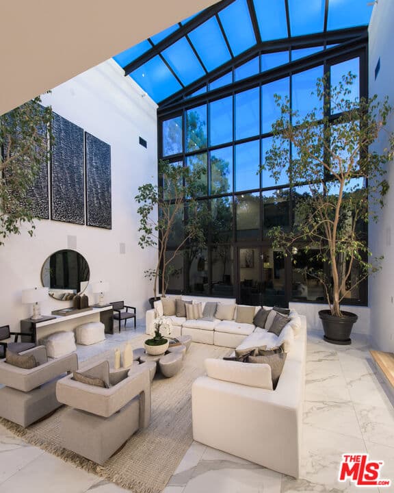 6 bd, 7 ba House in Los Angeles, CA — $29,995/mo — photo 2