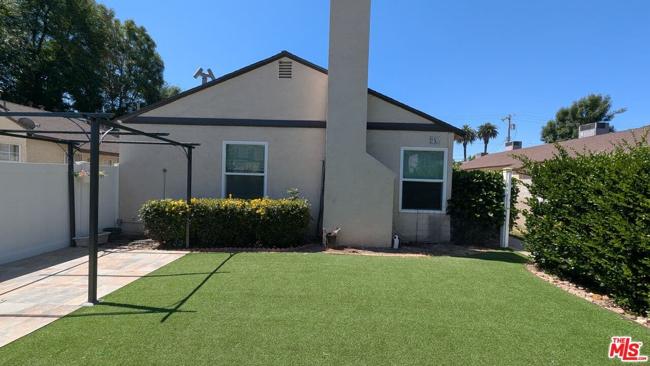 2 bd, 1 ba House in Van Nuys, CA — $2,900/mo — photo 1