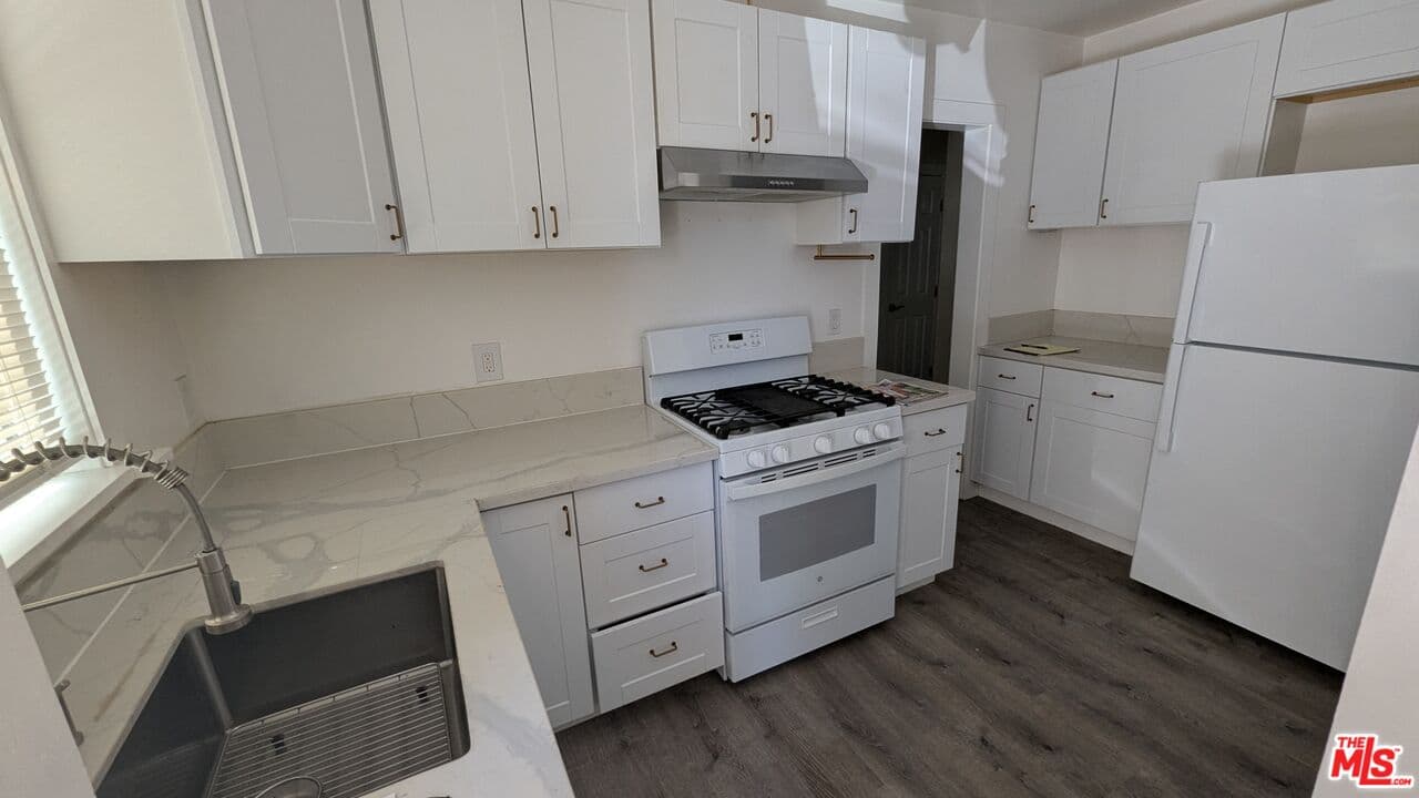 2 bd, 1 ba House in Van Nuys, CA — $2,900/mo — photo 2