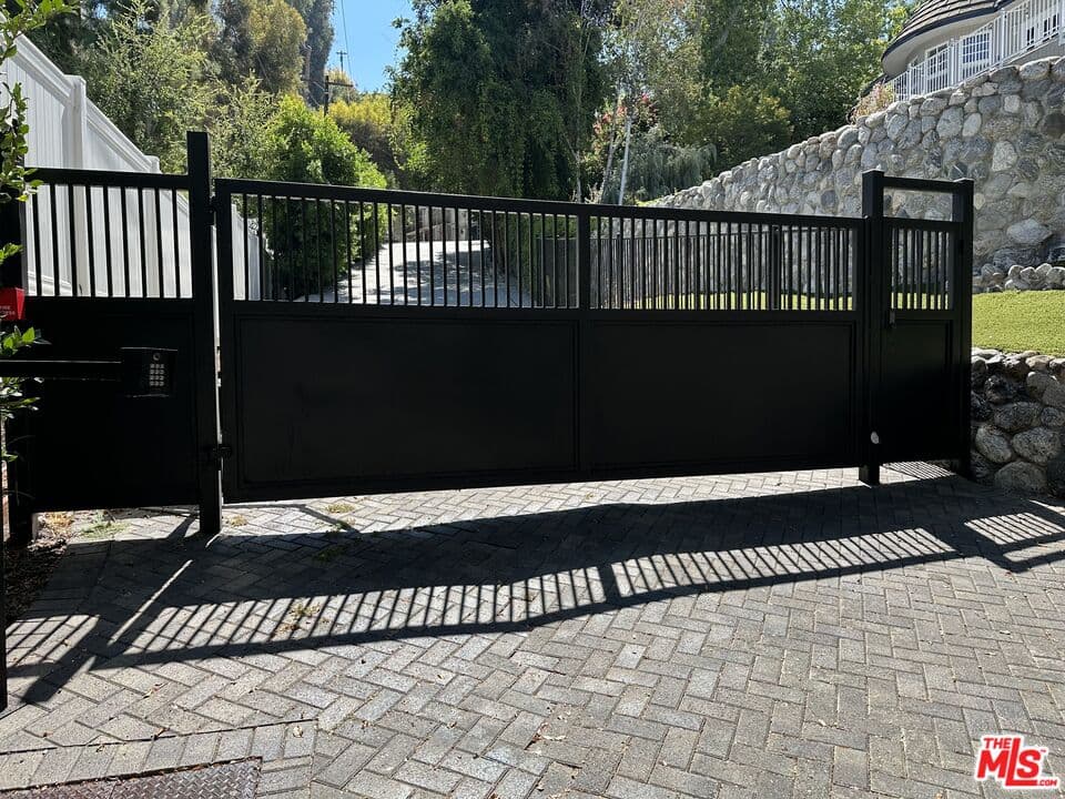 4 bd, 3 ba House in Encino, CA — $10,495/mo — photo 2