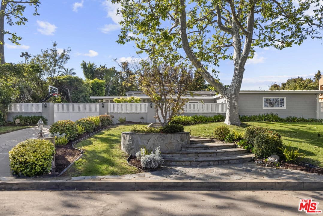 6 bd, 5 ba House in Pacific Palisades, CA — $24,500/mo — photo 1