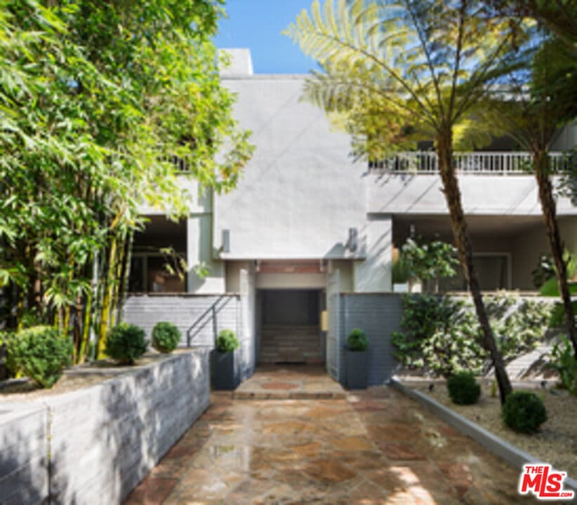 2 bd, 2 ba Apartment in West Hollywood, CA — $6,240/mo — photo 2