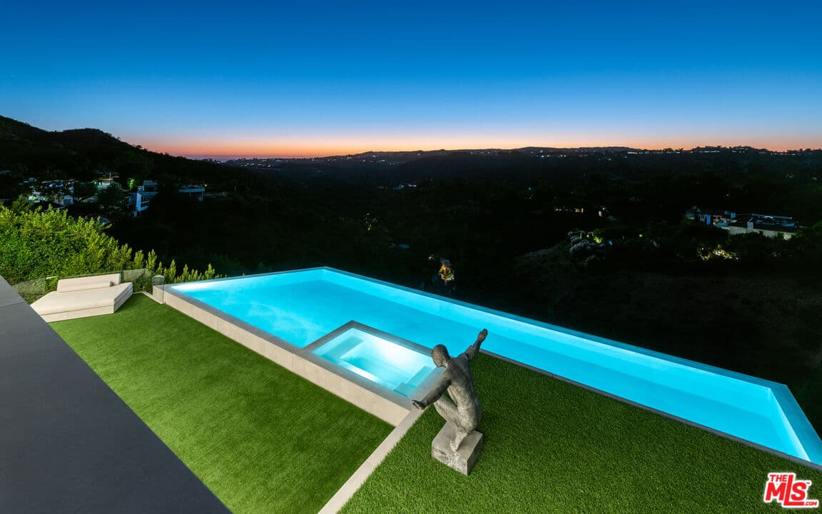7 bd, 10 ba House in Beverly Hills, CA — $95,000/mo — photo 2