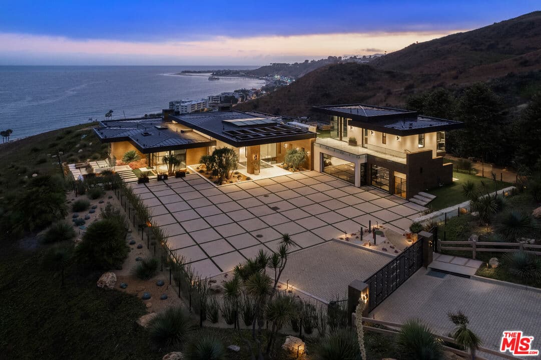 6 bd, 9 ba House in Malibu, CA — $125,000/mo — photo 1