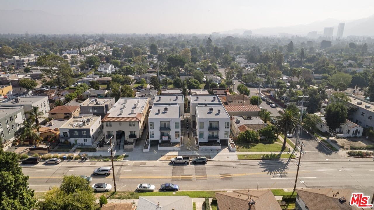 3 bd, 3 ba Townhouse in North Hollywood, CA — $4,250/mo — photo 1
