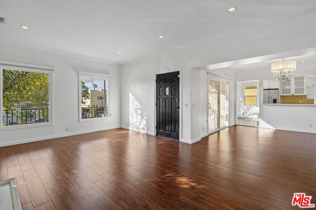 3 bd, 2 ba Townhouse in Los Angeles, CA — $4,650/mo — photo 2