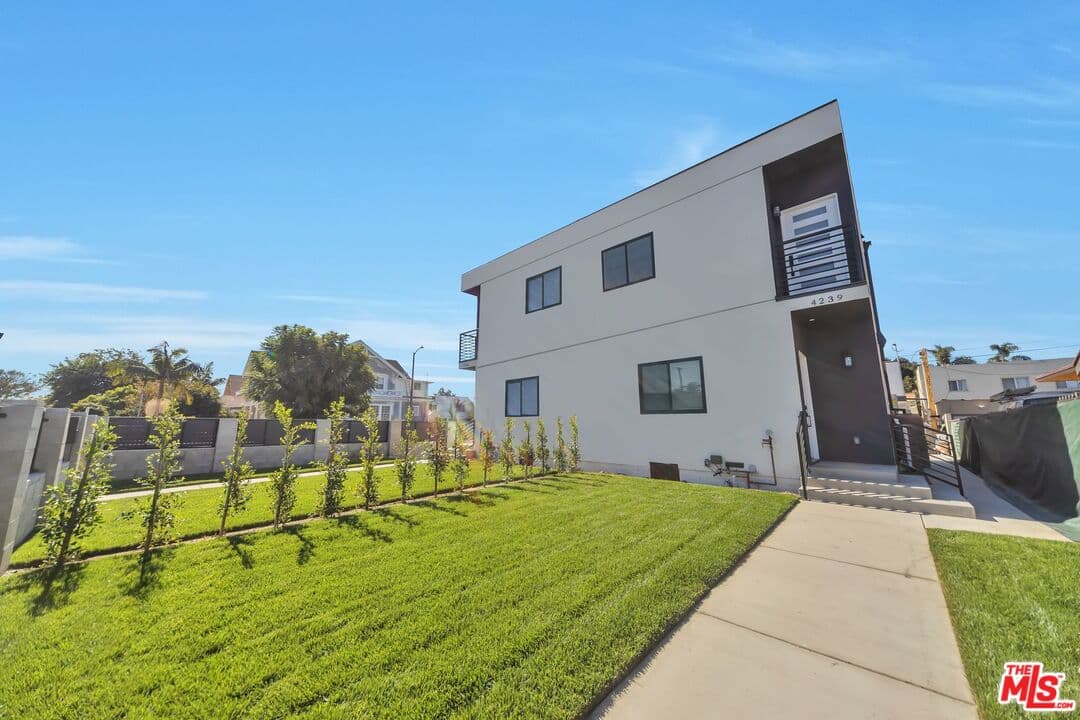 4 bd, 3 ba Townhouse in Los Angeles, CA — $3,850/mo — photo 1