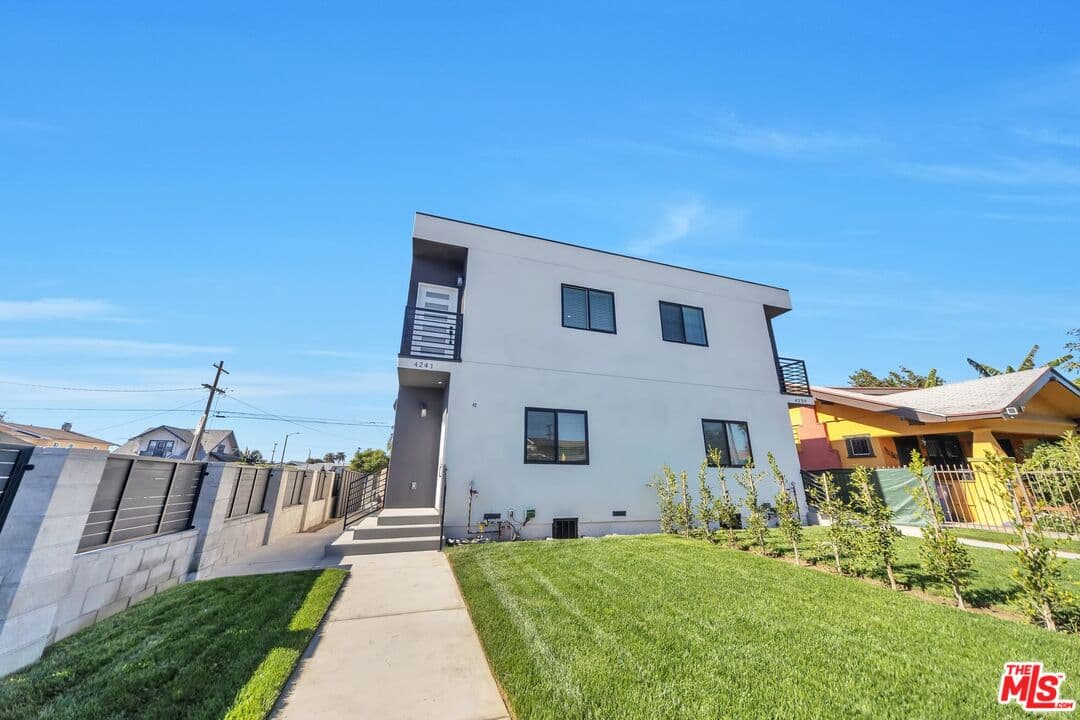 4 bd, 3 ba Townhouse in Los Angeles, CA — $3,850/mo — photo 2