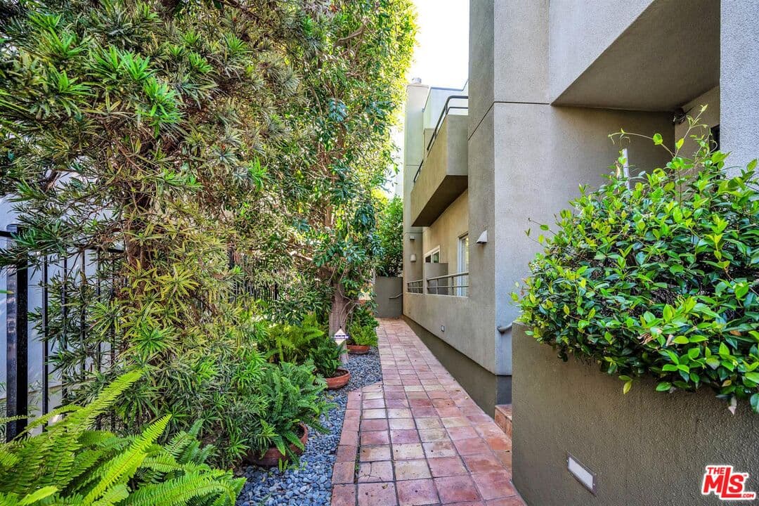 2 bd, 3 ba Condo in Los Angeles, CA — $6,200/mo — photo 2