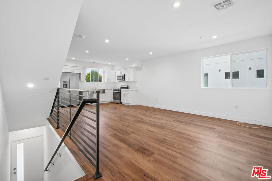 4 bd, 4 ba Townhouse in North Hollywood, CA — $3,693/mo — photo 2
