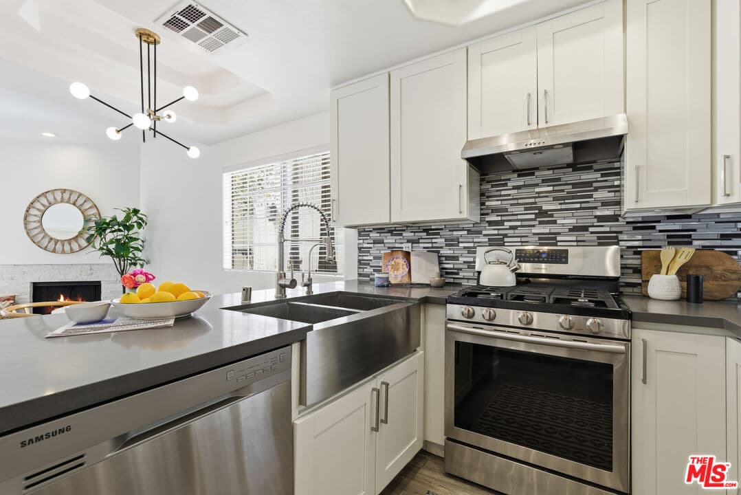 2 bd, 3 ba Townhouse in North Hollywood, CA — $3,500/mo — photo 1