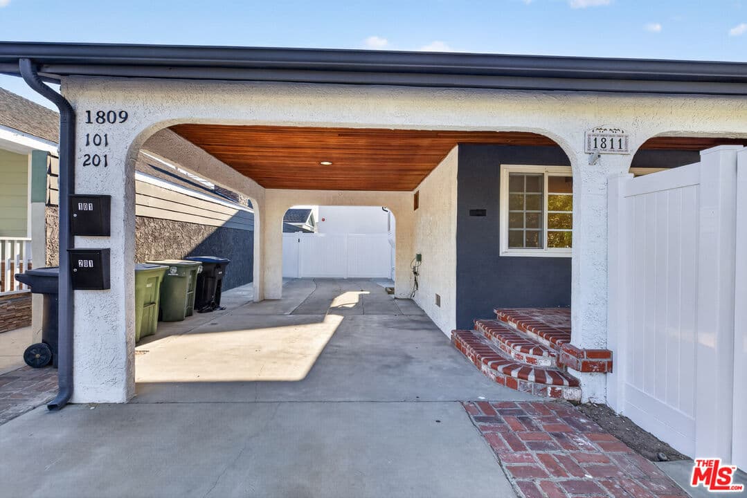 2 bd, 2 ba House in Burbank, CA — $3,200/mo — photo 2