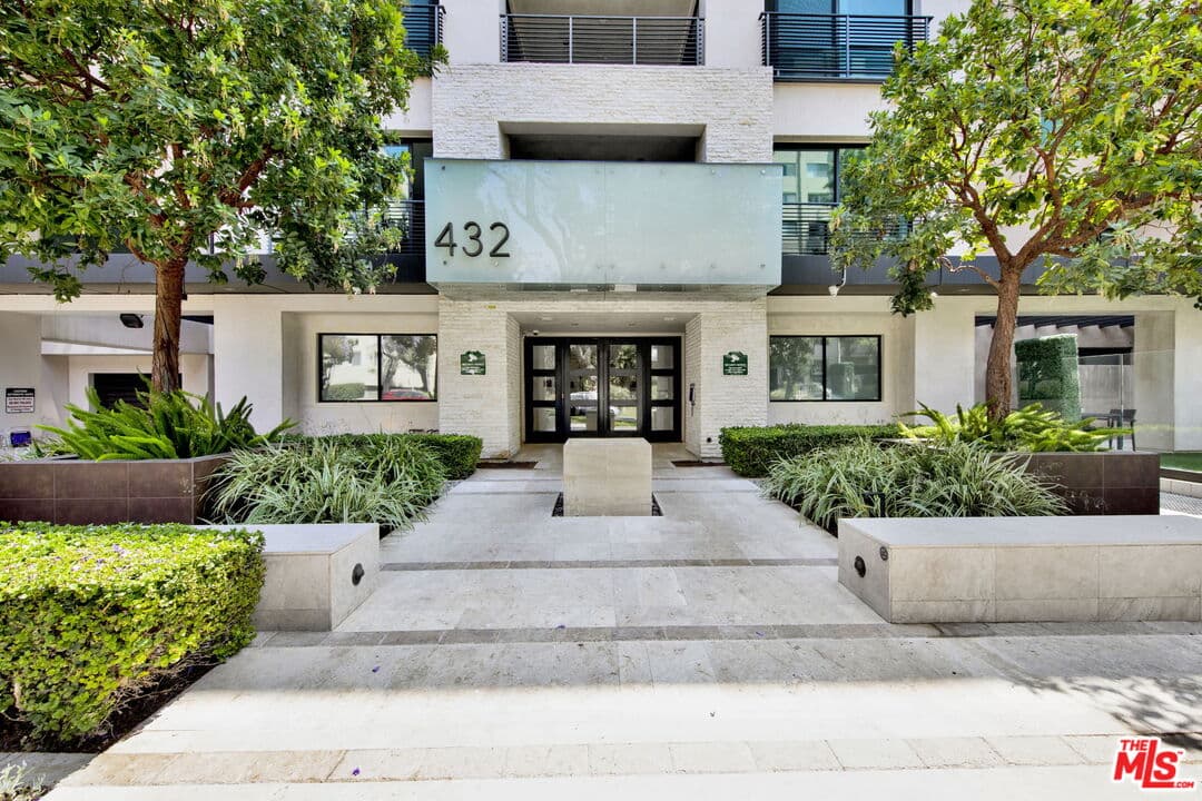 3 bd, 4 ba Condo in Beverly Hills, CA — $11,500/mo — photo 2