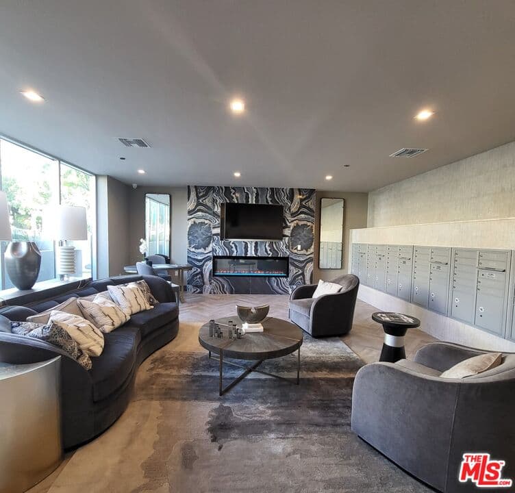 1 bd, 1 ba Apartment in Los Angeles, CA — $2,345/mo — photo 2