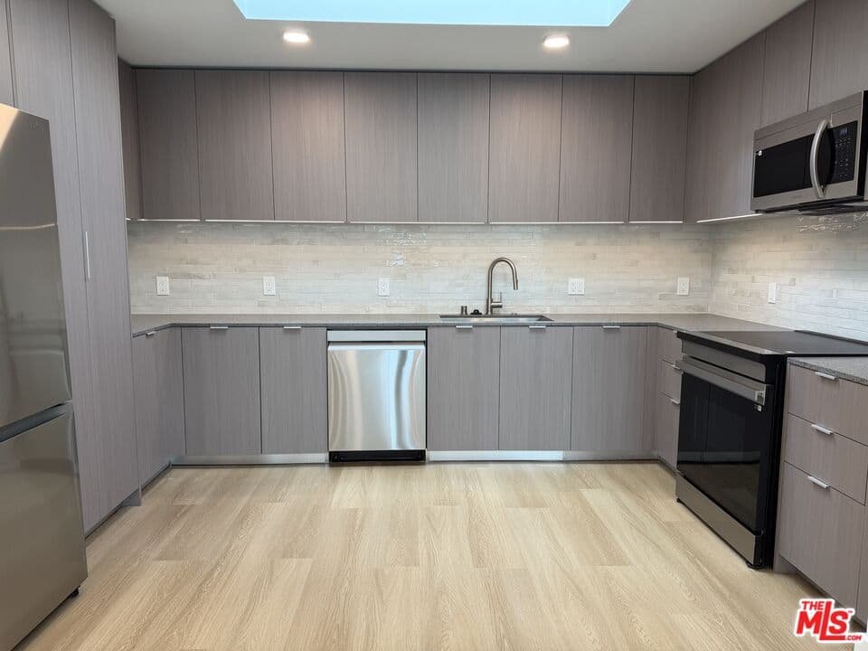 3 bd, 2 ba Townhouse in Valley Village, CA — $5,500/mo — photo 2