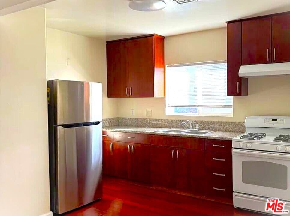 2 bd, 2 ba Apartment in Los Angeles, CA — $2,600/mo — photo 2