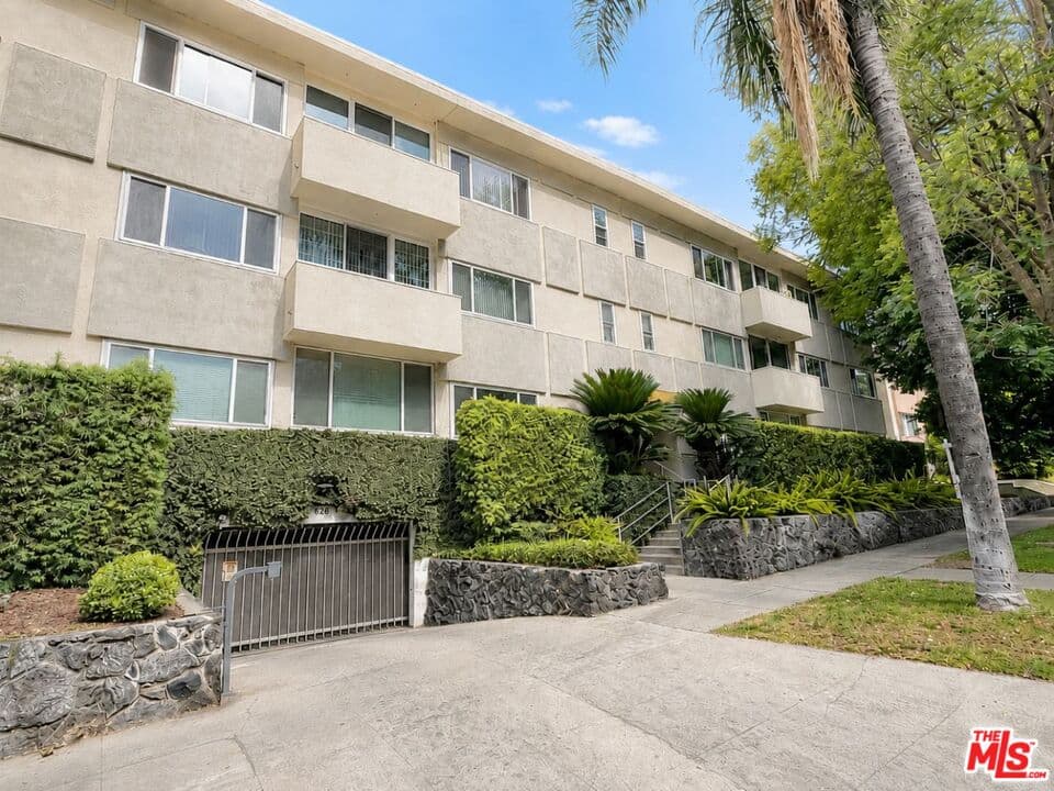 2 bd, 2 ba Condo in Los Angeles, CA — $3,900/mo — photo 2