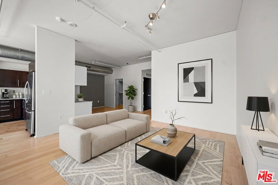 1 bd, 1 ba Apartment in Los Angeles, CA — $3,200/mo — photo 2
